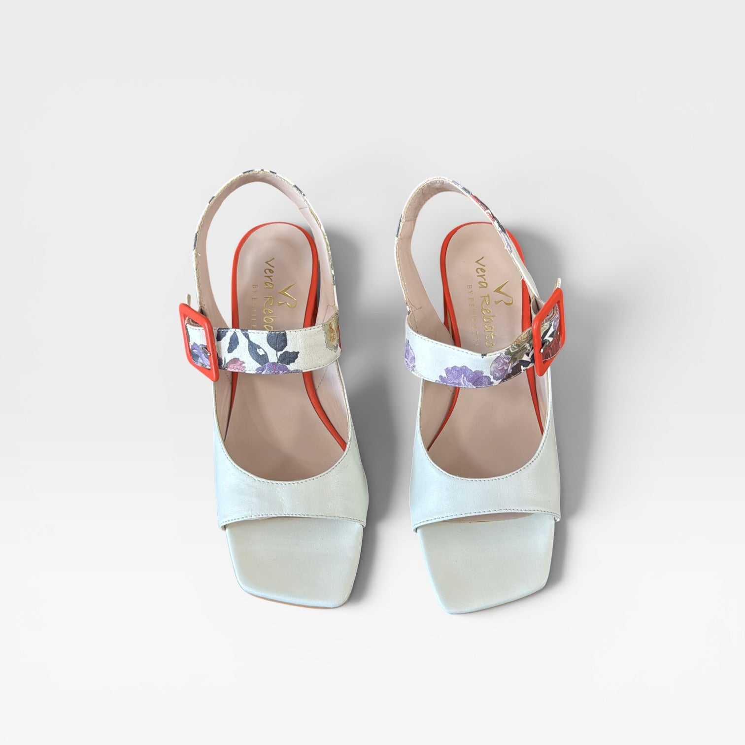 Sandalia floral con detalle flor - Vera rebato