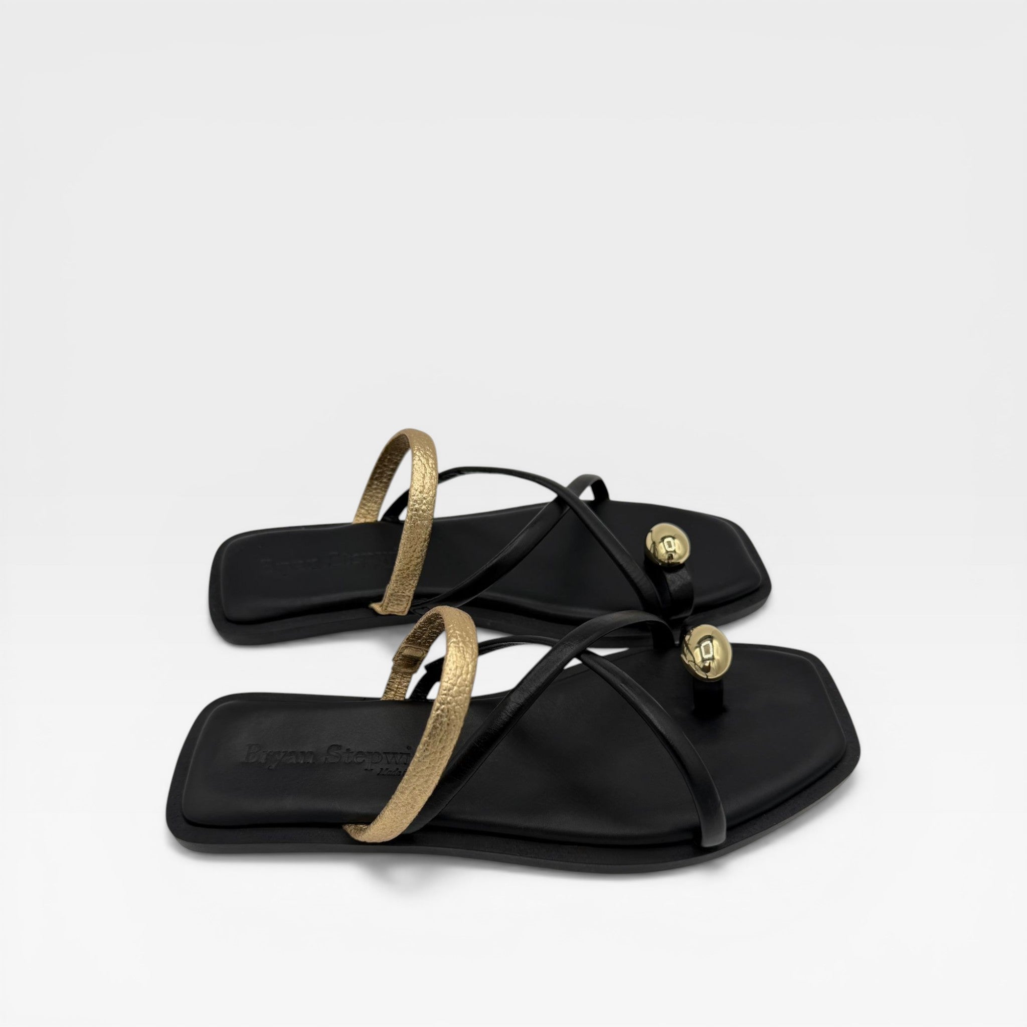 Sandalias negra y dorada - Bryan Stepwise