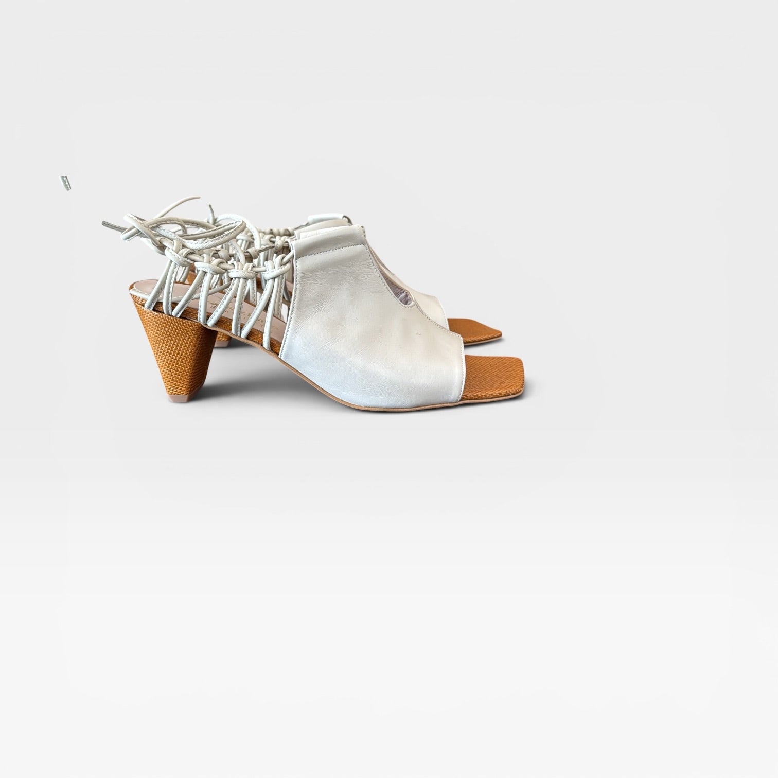 Sandalia blanca con detalle de cordones - Vera rebato