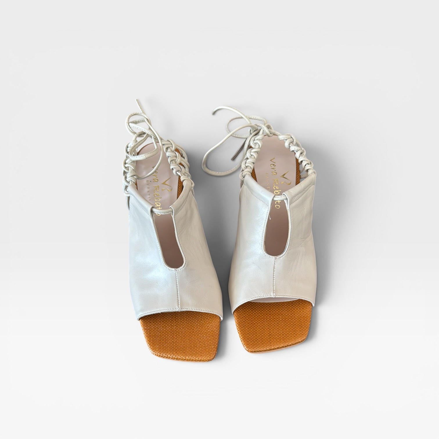 Sandalia blanca con detalle de cordones - Vera rebato