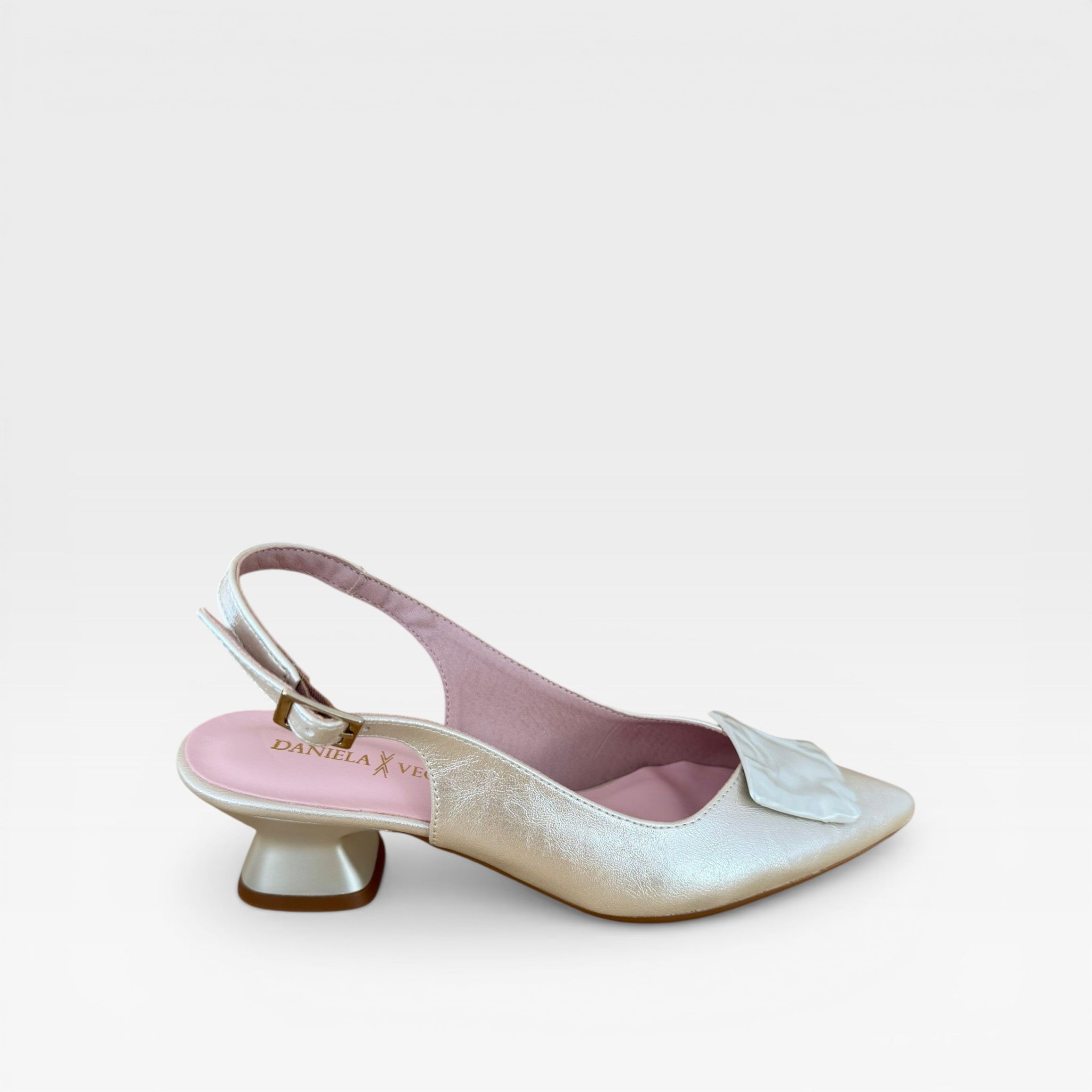 Salón slingback dorado - Daniela Vega