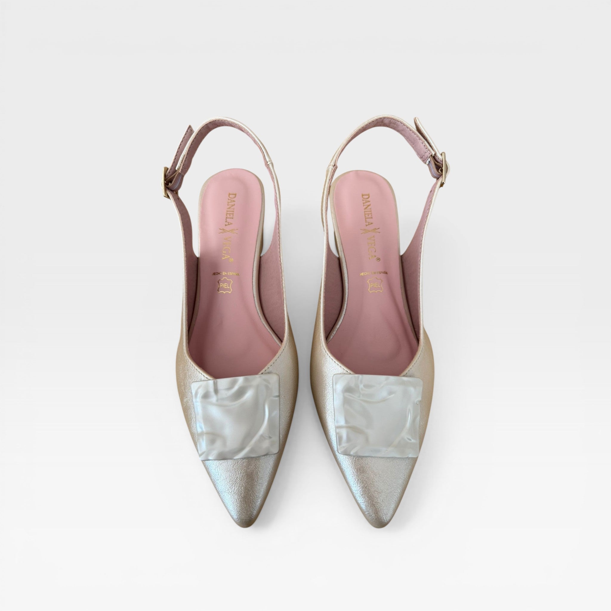 Salón slingback dorado - Daniela Vega