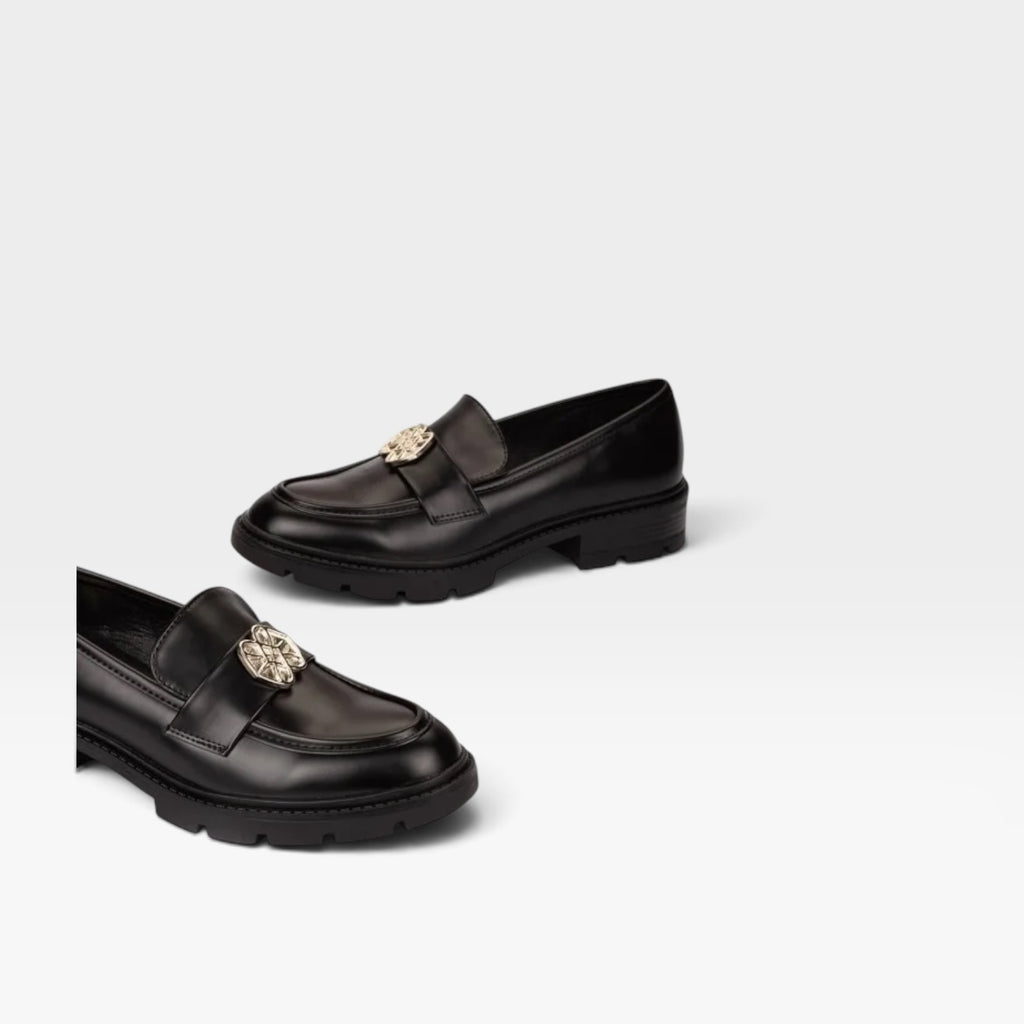 Mocasín negro de tecnopiel con logo dorado - Cuplé
