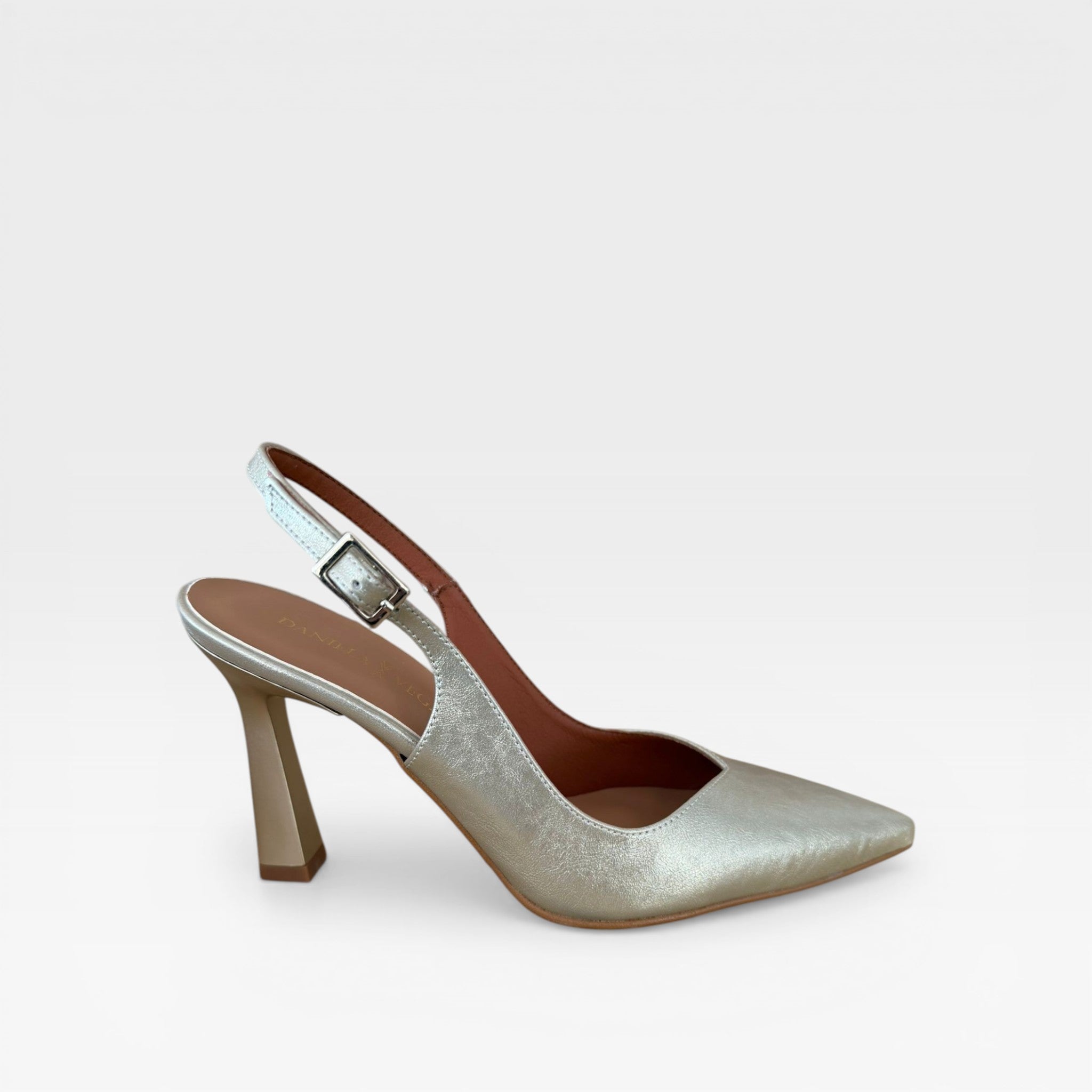 Salón slingback dorado - Daniela Vega