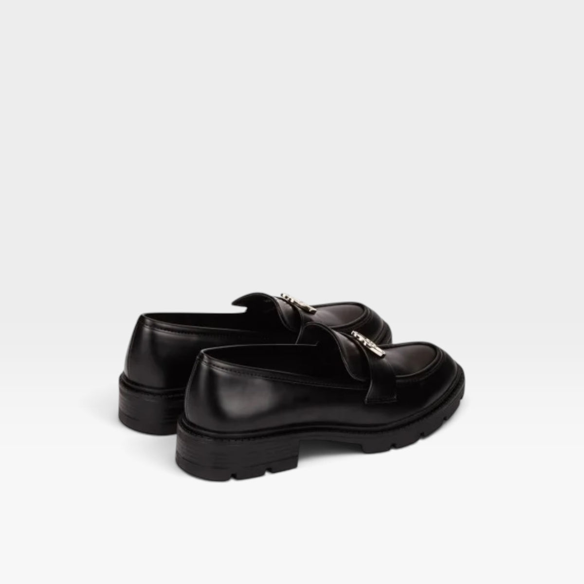 Mocasín negro de tecnopiel con logo dorado - Cuplé