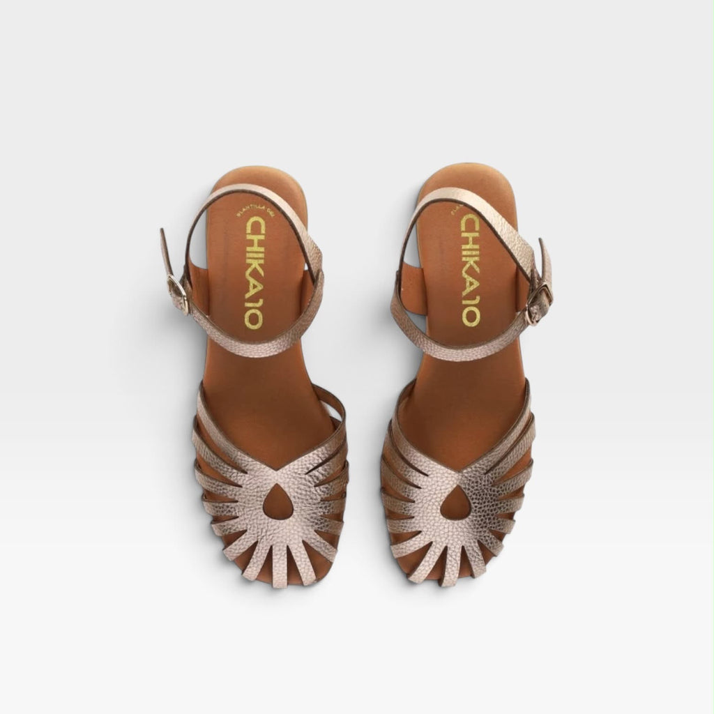 Sandalias tacón doradas con diseño troquelado - Chika 10