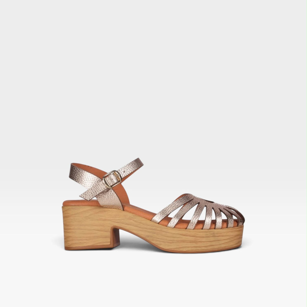 Sandalias tacón doradas con diseño troquelado - Chika 10