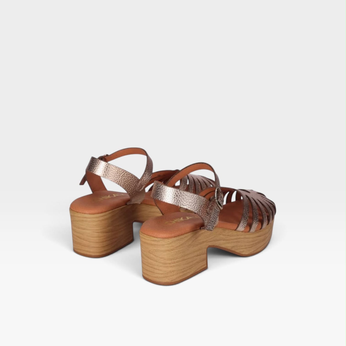 Sandalias tacón doradas con diseño troquelado - Chika 10
