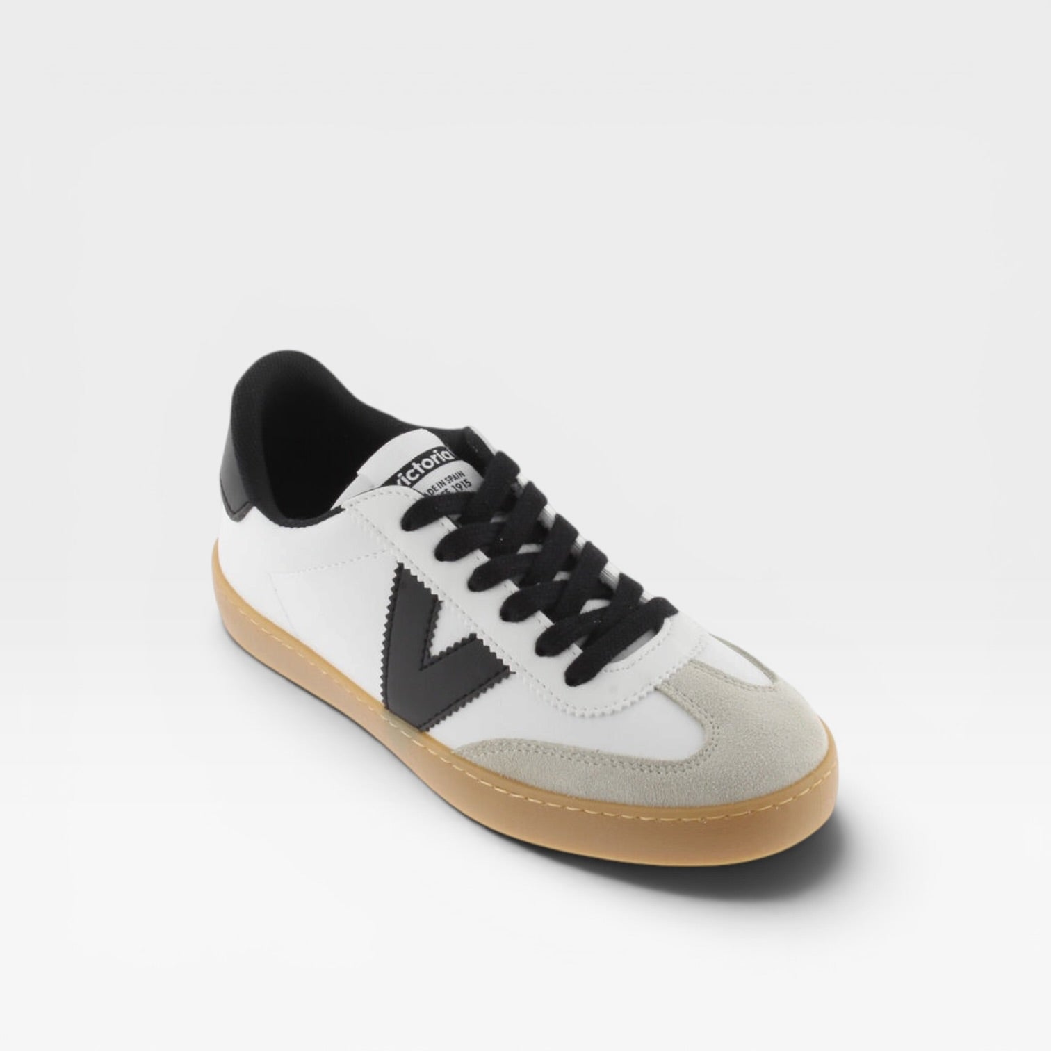 Zapatilla con pieza contraste y suela caramelo - Victoria