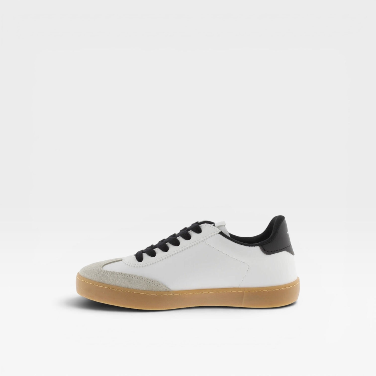 Zapatilla con pieza contraste y suela caramelo - Victoria