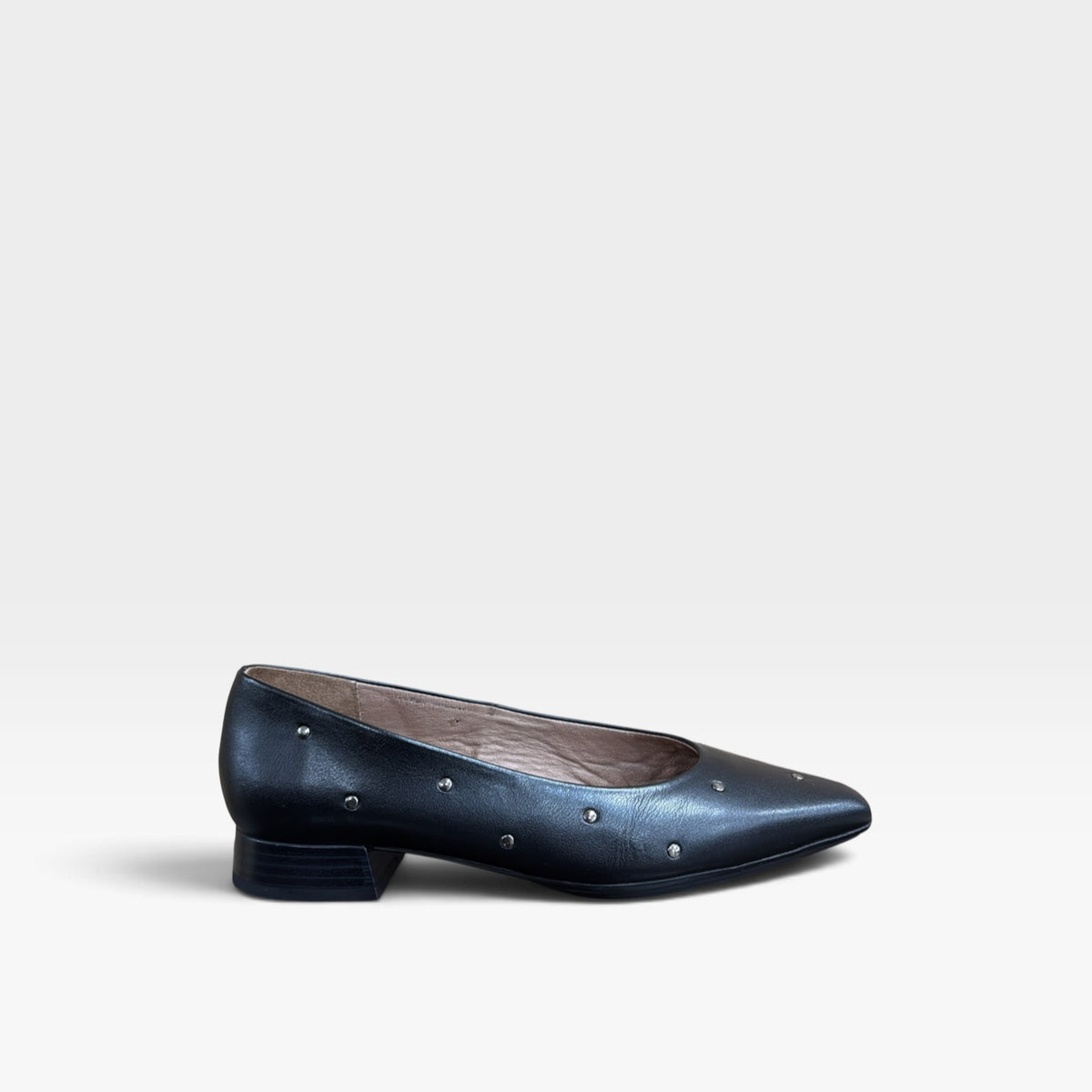 Bailarina tachas napa negro  - Kaola