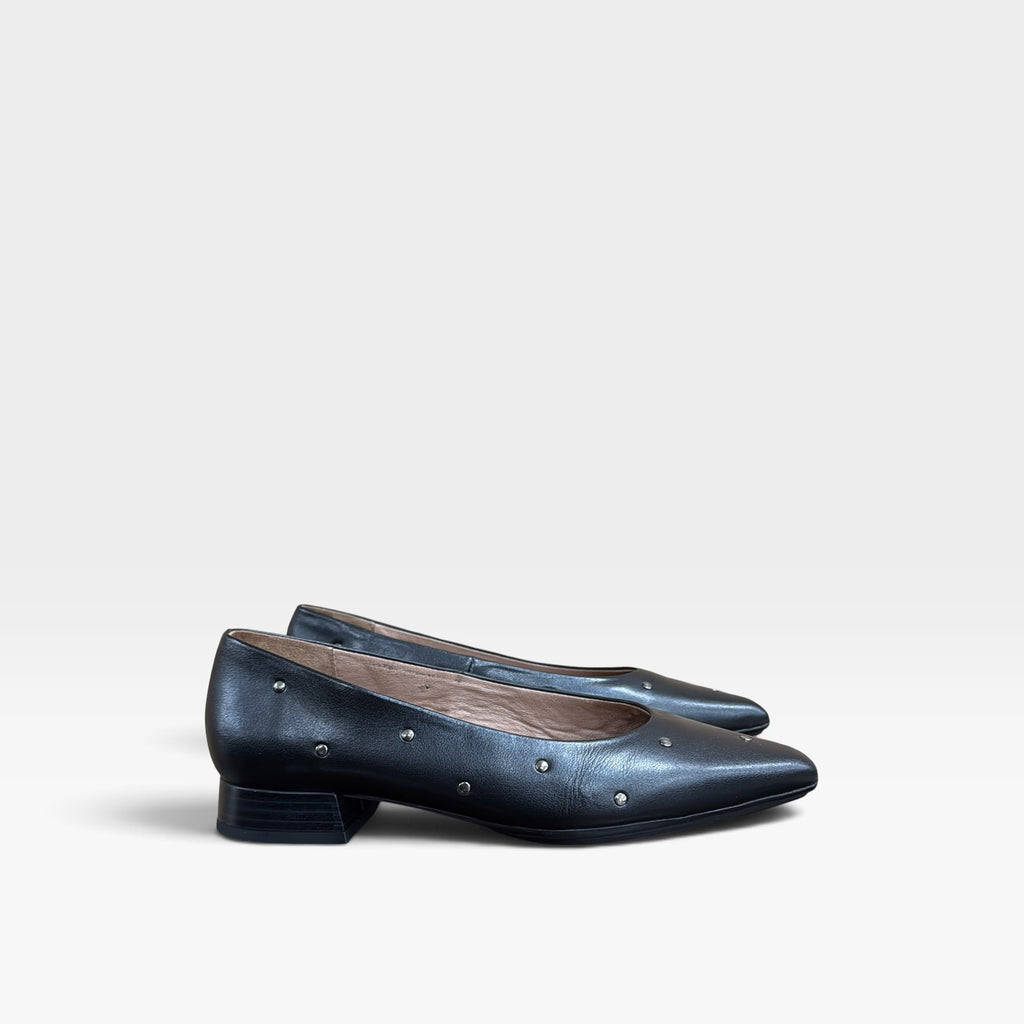 Bailarina tachas napa negro  - Kaola