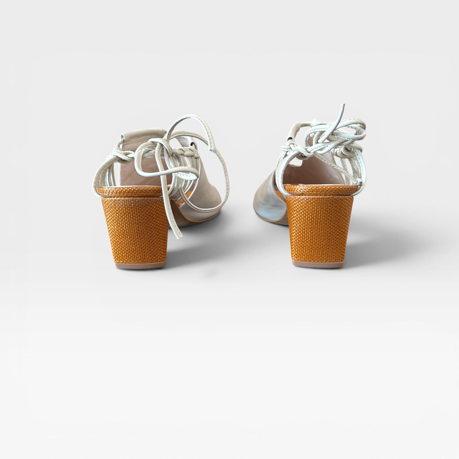 Sandalia blanca con detalle de cordones - Vera rebato