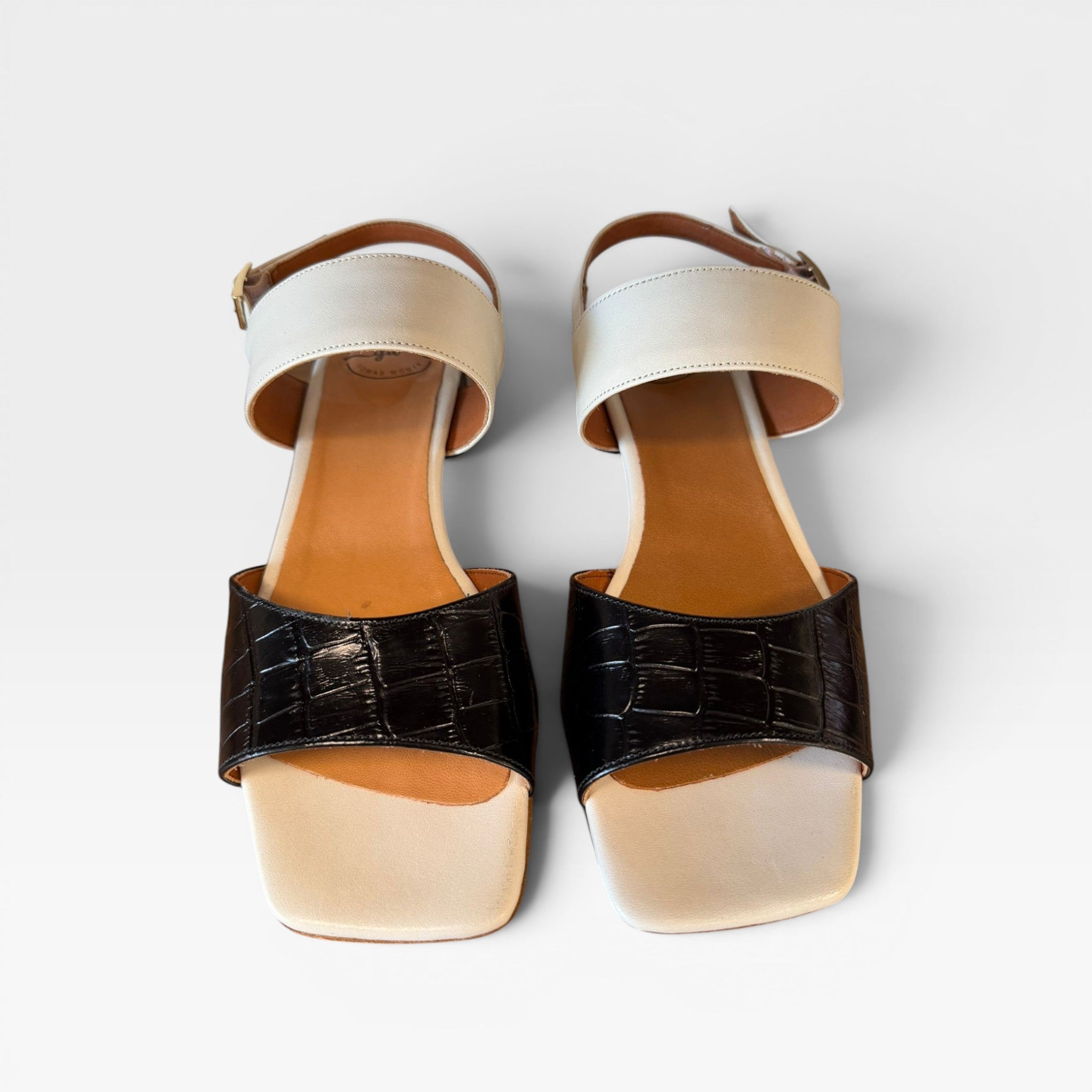 Sandalia color nude y negra - YU/Yowas