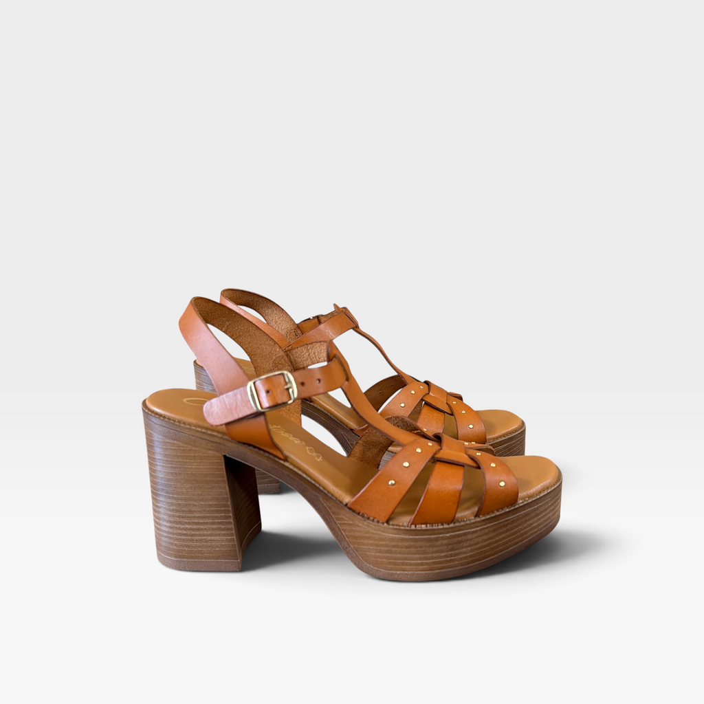 Sandalia de tacón con tachas marrón - Carla Tortosa