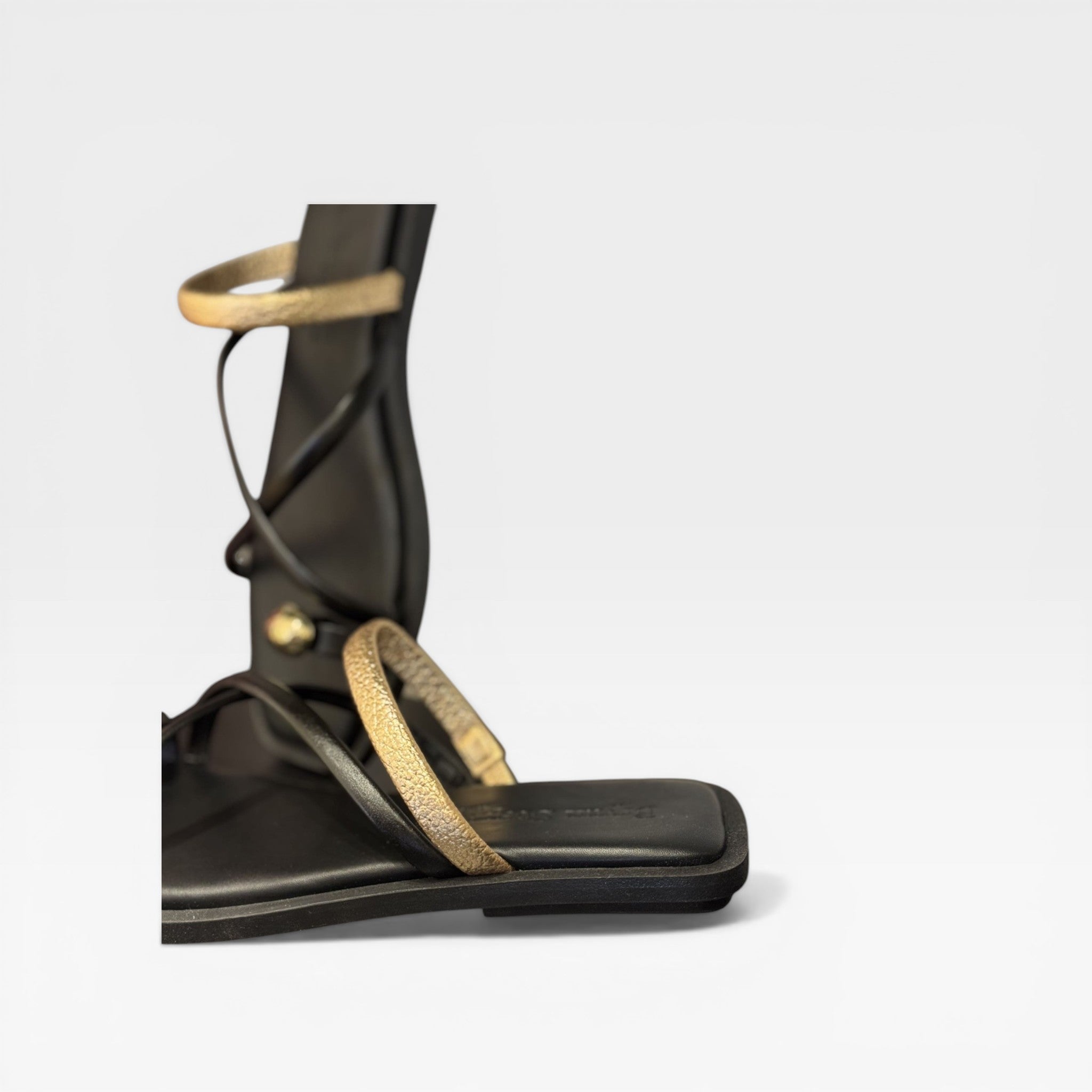 Sandalias negra y dorada - Bryan Stepwise
