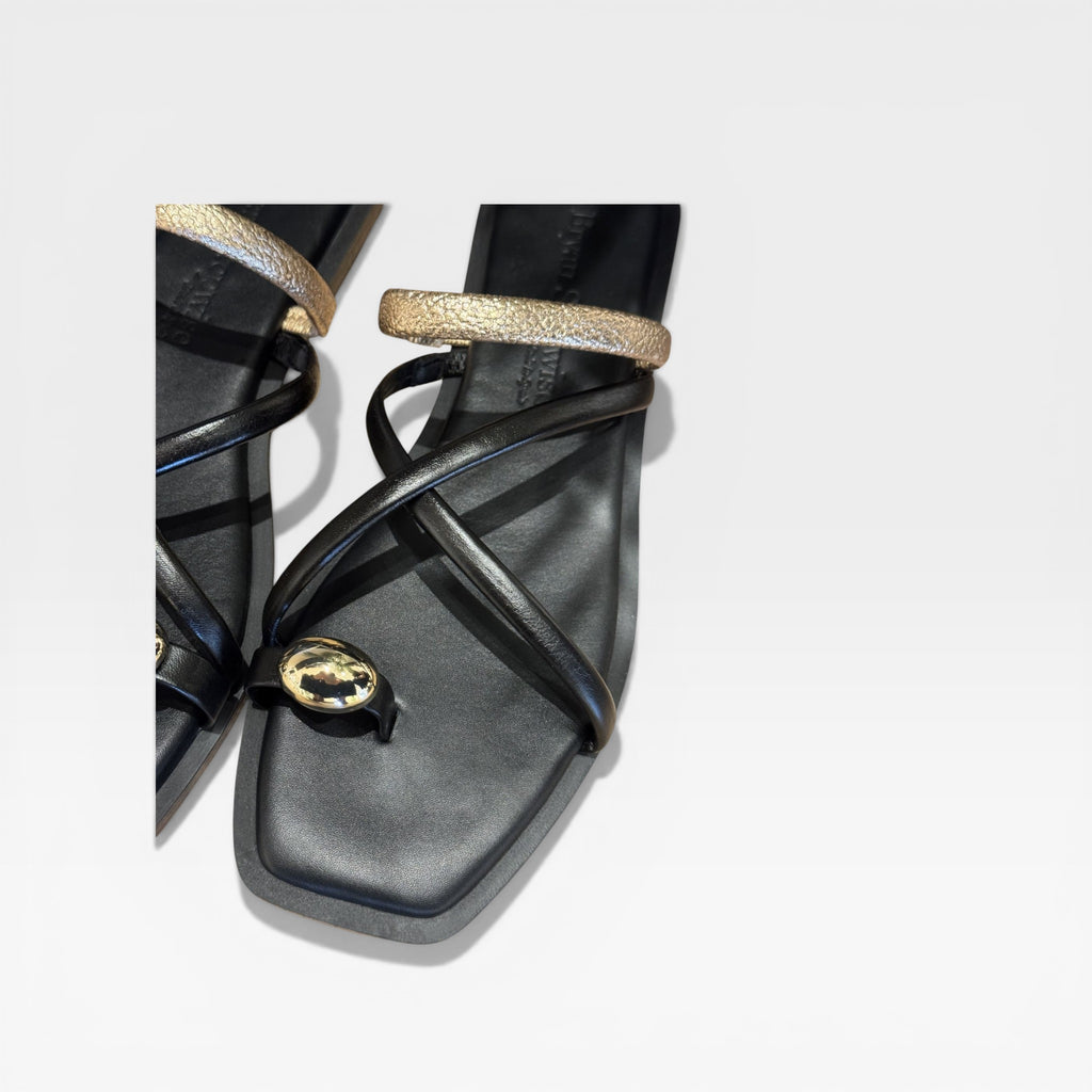 Sandalias negra y dorada - Bryan Stepwise