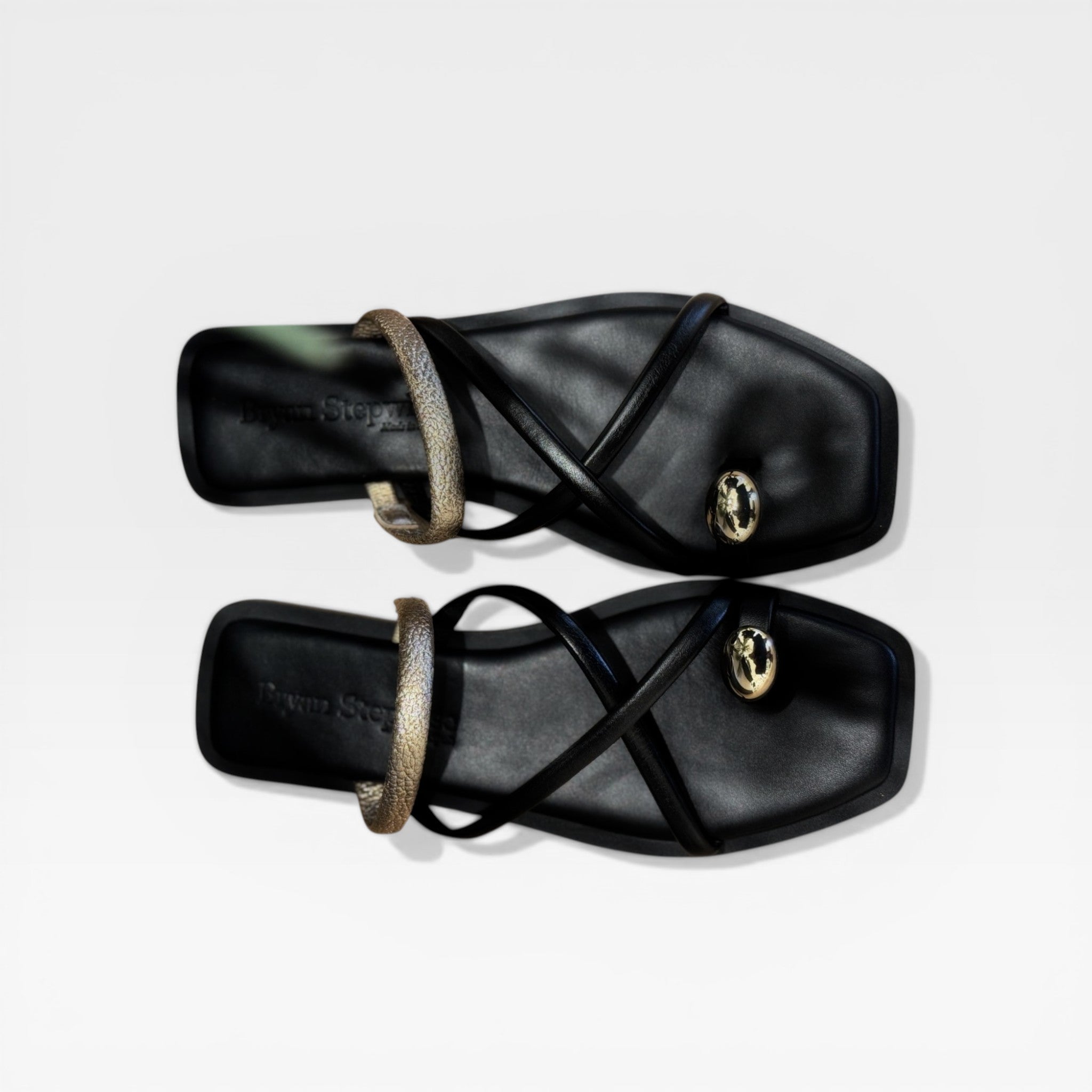 Sandalias negra y dorada - Bryan Stepwise