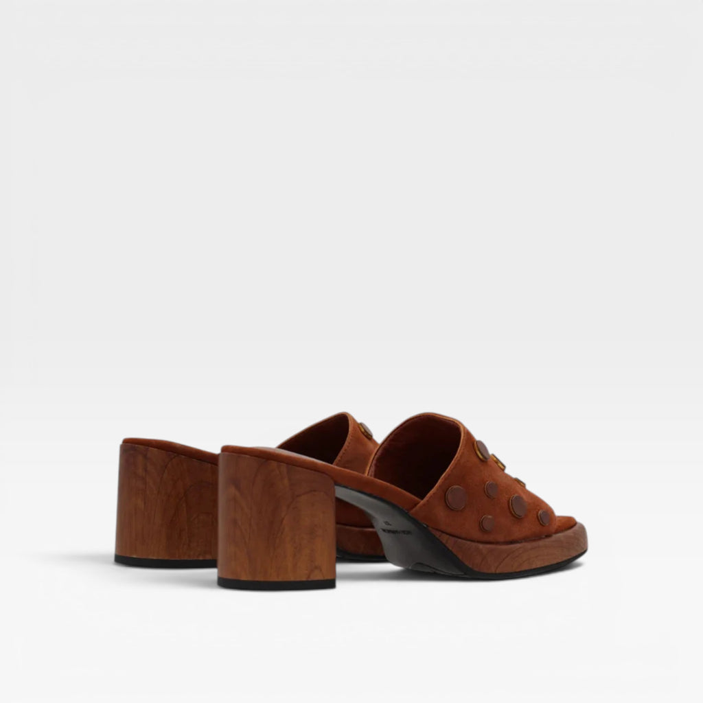 Mule marrón tachas  - Noa Harmon