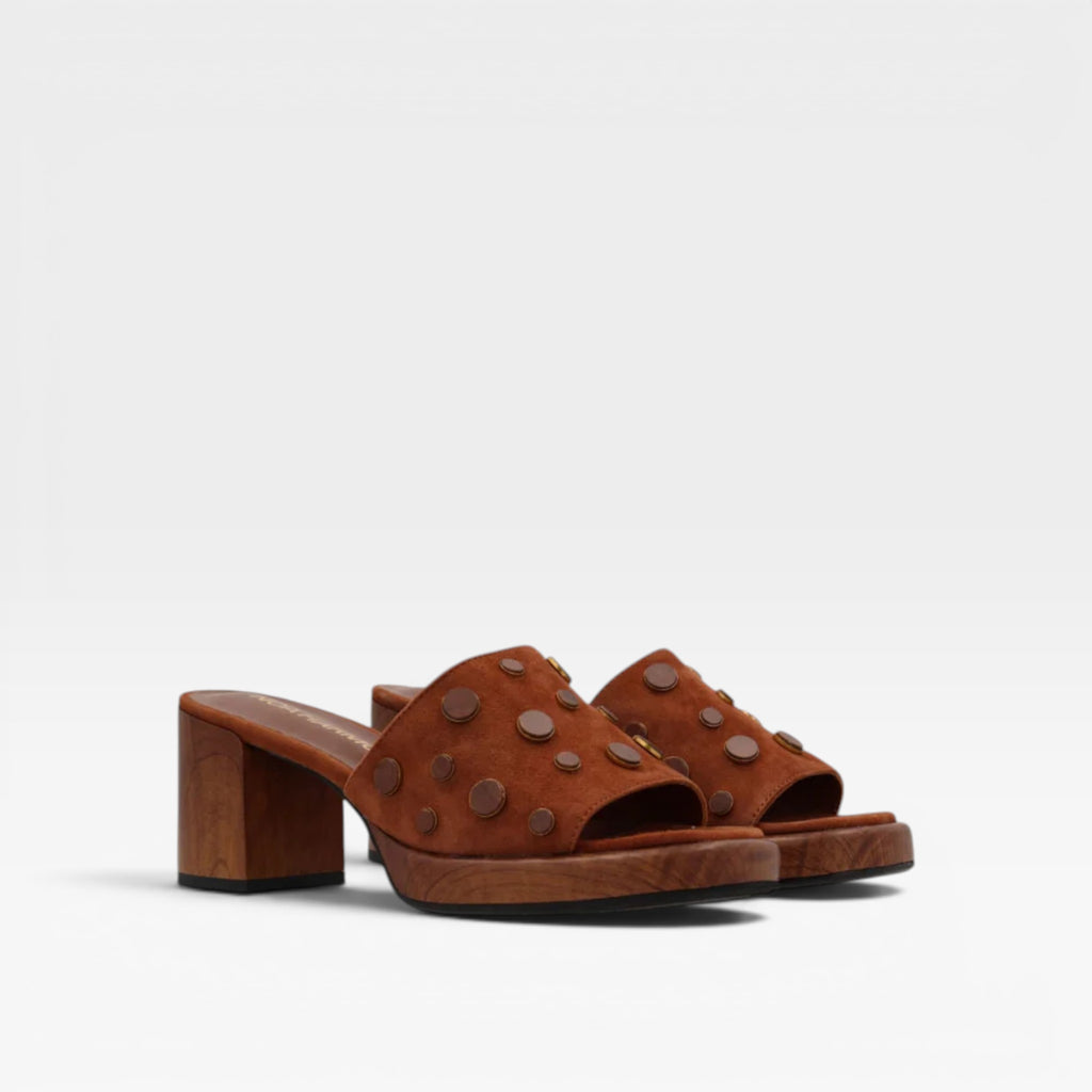 Mule marrón tachas  - Noa Harmon