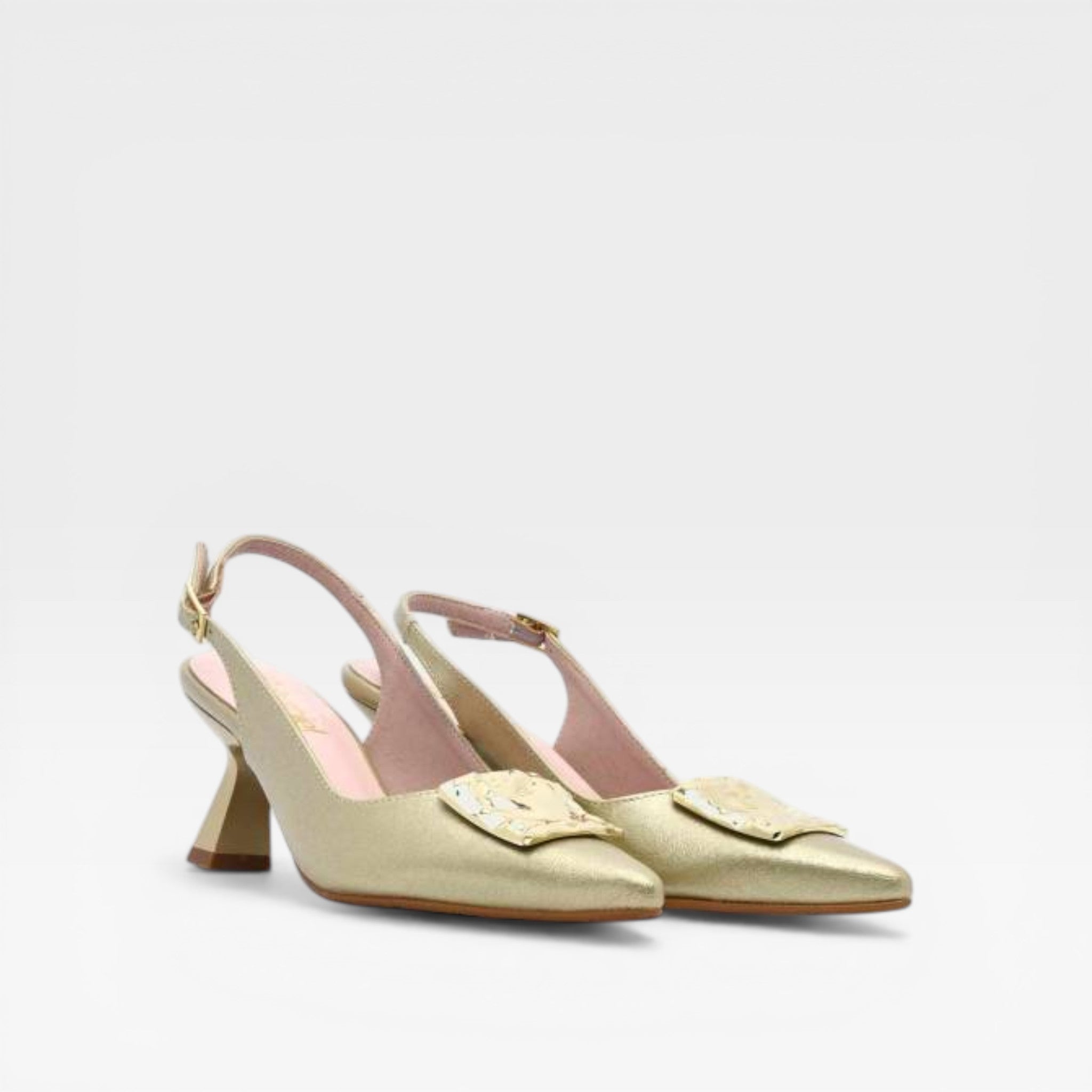 Salón slingback dorado - Daniela Vega